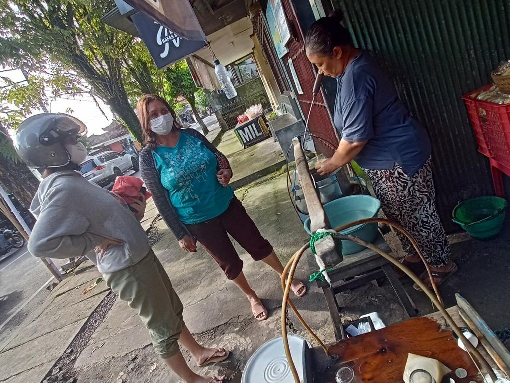 Segarnya Es Waneng, Minuman Khas Tabanan Melegenda Sejak 1938 Segarnya Es Waneng, Minuman Khas Tabanan Melegenda Sejak 1938