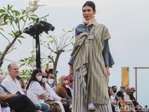 Desainer Phillip Iswardono Pamerkan Karya Busana Lurik di 15 Tahun Berkarya Desainer Phillip Iswardono Pamerkan Karya Busana Lurik di 15 Tahun Berkarya