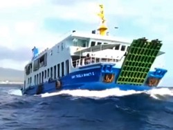 Kapal Penyeberangan Bergoyang Hebat Diguncang Gelombang Tinggi Selat Bali