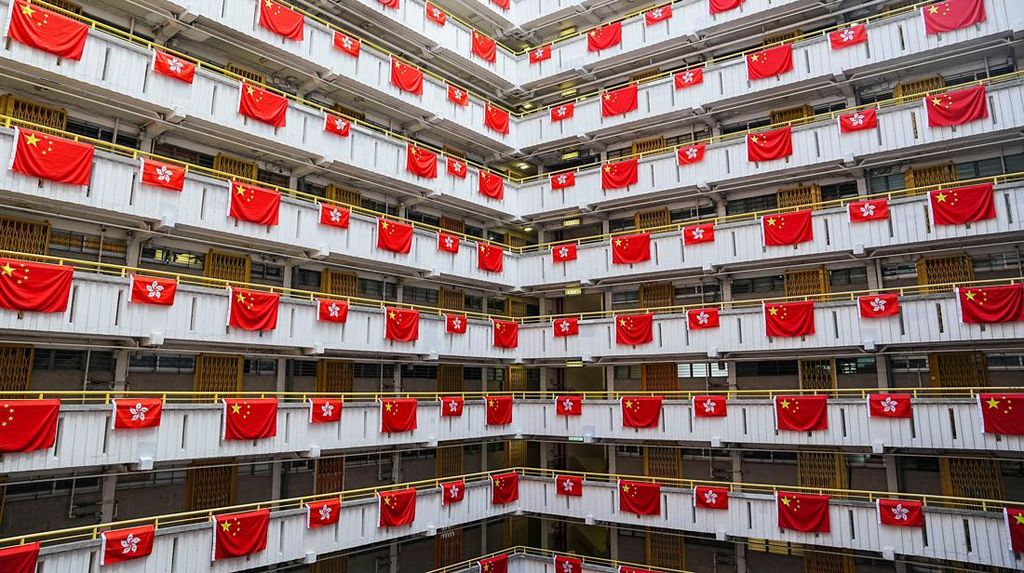 Ratusan Bendera China Selimuti Rusun di Hong Kong