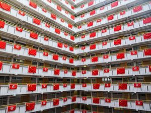 Ratusan Bendera China Selimuti Rusun di Hong Kong Ratusan Bendera China Selimuti Rusun di Hong Kong