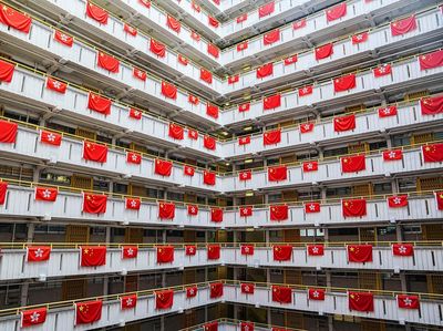 Ratusan Bendera China Selimuti Rusun di Hong Kong