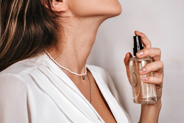 Ilustrasi menyemprotkan parfum dititik Tertentu agar wangi tahan lama.