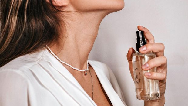 Ilustrasi menyemprotkan parfum dititik Tertentu agar wangi tahan lama.