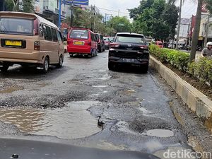 Pengendara Keluhkan Rusaknya Jalan KH Abdullah bin Nuh Cianjur