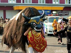 Menarik Makna dari Kesenian Munding Ki Bowang di Ciamis