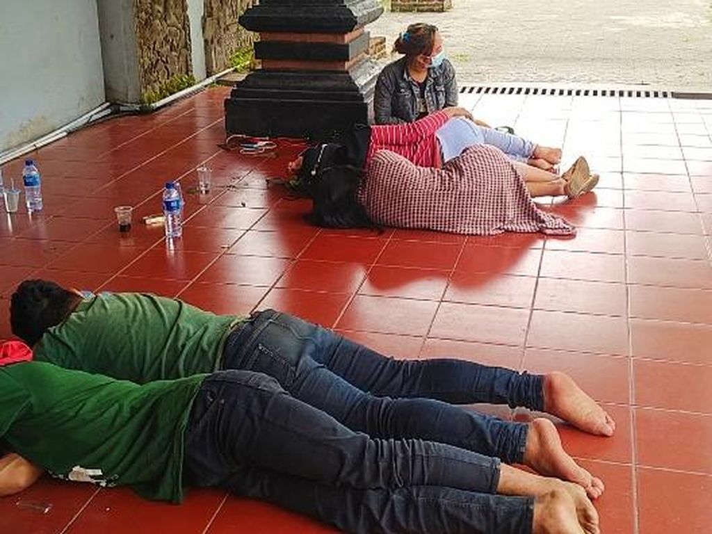 Penumpang KMP Nusa Dua Pilih Tidur di Pelabuhan Gilimanuk