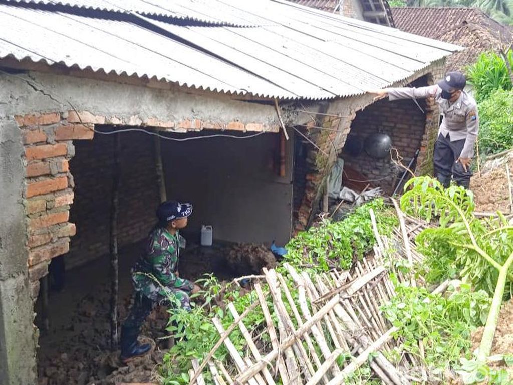 Tebing 6 Meter di Trenggalek Longsor Timpa dan Rusak Rumah Warga Tebing 6 Meter di Trenggalek Longsor Timpa dan Rusak Rumah Warga