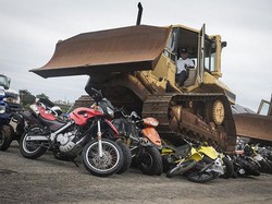 Tanpa Ampun! Ratusan Motor Bodong yang Ugal-ugalan Diratakan Buldozer