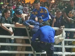 Penonton Opening Ceremony Porprov Jatim VII Penuh, 2 Orang Pingsan