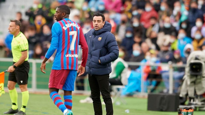 Xavi Hernandez head coach of Barcelona gives instructions  to Ousmane Dembele during the La Liga Santander match between Elche CF and FC Barcelona at Estadio Manuel Martinez Valero on March 6, 2022 in Elche, Spain. (Photo by Jose Breton/Pics Action/NurPhoto via Getty Images)