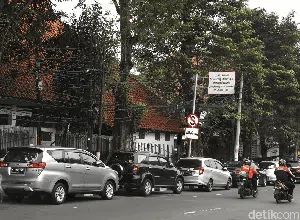 Parkir Liar di Jalan Otista Makin Menjadi-jadi