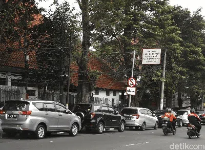 Parkir Liar di Jalan Otista Makin Menjadi-jadi