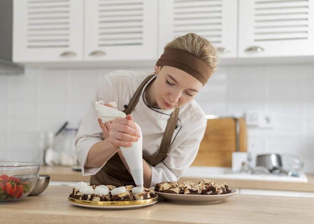 Lulusan baking and pastry arts dapat bekerja menjadi seorang pastry chef atau owner toko kue