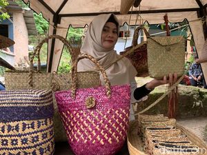 Warga Sergai Sulap Rumput Purun Khas Banjar Jadi Barang Berharga