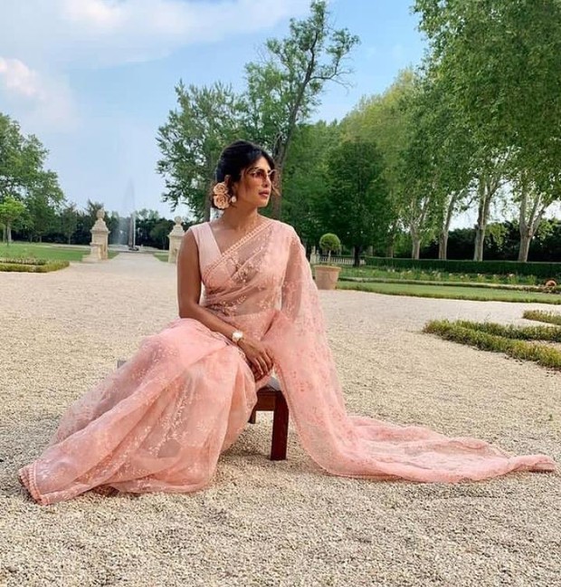 Priyanka Chopra dengan Sari Pink Pastel