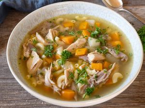 Resep Sop Ayam Makaroni yang Berkuah Bening Sederhana Resep Sop Ayam Makaroni yang Berkuah Bening Sederhana