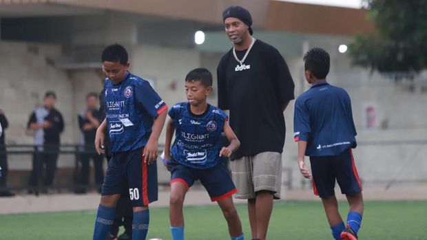 Ronaldinho coacing clinic di Malang