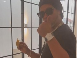 Ekspresi Ronaldinho yang Ketagihan Makan Pangsit di Rumah Raffi