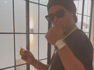 Ekspresi Ronaldinho yang Ketagihan Makan Pangsit di Rumah Raffi Ekspresi Ronaldinho yang Ketagihan Makan Pangsit di Rumah Raffi