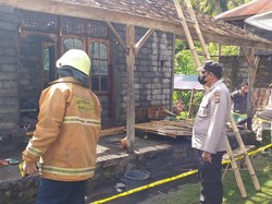 Rumah Terbakar, Mangku Suyasa Kini Tidur di Bangunan Tak Berdinding