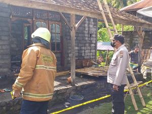 Rumah Terbakar, Mangku Suyasa Kini Tidur di Bangunan Tak Berdinding Rumah Terbakar, Mangku Suyasa Kini Tidur di Bangunan Tak Berdinding