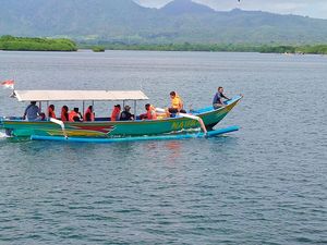 KMP Nusa Dua Gagal Dievakuasi, Penumpang Balik ke Kapal Ambil Barang