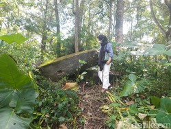 Merananya Pilar Batu Situs Candi Tampir di Boyolali Ambruk