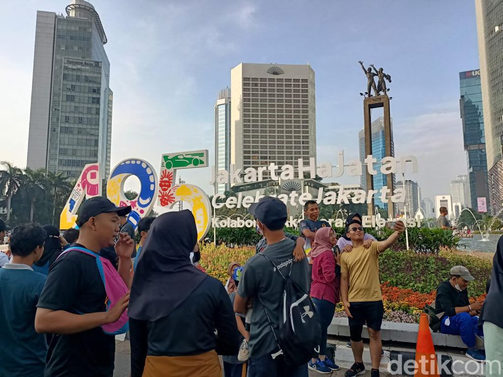 Logo Jakarta Hajatan Ke-495 Jadi Sasaran Warga Selfie Saat CFD
