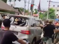 Viral, Pengendara Mobil Avanza di Medan Diamuk Massa