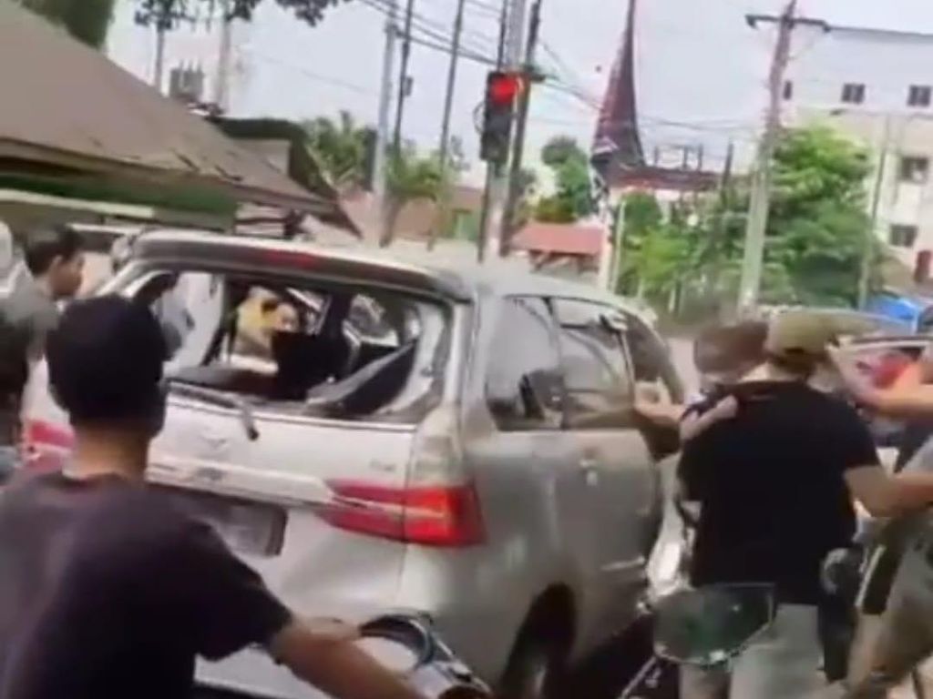 Pengendara Avanza yang Viral Diamuk Massa Sempat Nabrak Ibu-ibu Pengendara Avanza yang Viral Diamuk Massa Sempat Nabrak Ibu-ibu