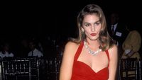 7 Potret Muda Cindy Crawford di Era Emas 90-an