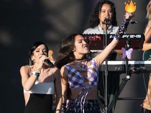 Momen Olivia Rodrigo-Lily Allen Acungkan Jari Tengah Buat Mahkamah Agung AS Momen Olivia Rodrigo-Lily Allen Acungkan Jari Tengah Buat Mahkamah Agung AS