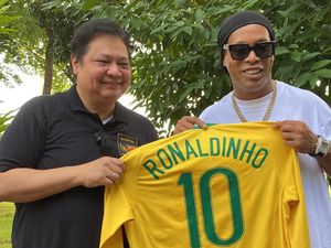 Temui Airlangga, Ronaldinho Puji Talenta Sepakbola Indonesia
