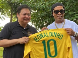 Temui Airlangga, Ronaldinho Puji Talenta Sepakbola Indonesia
