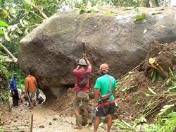 Longsor Batu Besar Tutup Akses Jalan di Ciamis, 250 Warga Terisolir