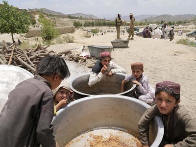 Anak-anak Korban Gempa Afghanistan Mengais Sisa Makanan