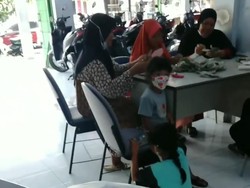 Butuh 2 Tahun Gadis Yatim Magetan Kumpulkan Uang Receh Belikan Motor Ibunya