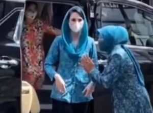 Viral Arumi Bachsin Abaikan Ajakan Bersalaman Seorang Ibu Viral Arumi Bachsin Abaikan Ajakan Bersalaman Seorang Ibu
