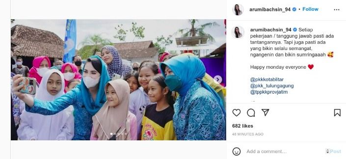Reaksi Arumi Bachsin usai diduga menolak bersalaman.