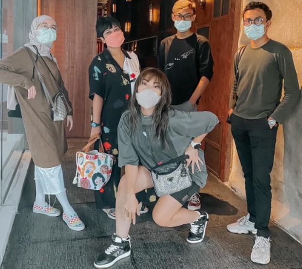 Ayu Dewi dan Rekan-rekan/Foto : instagram.com/mrsayudewi Ayu Dewi melengkapi penampilan sportynya dengan Prada Mini Bag