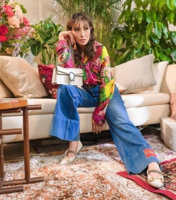 Ayu Dewi/Foto : instagram.com/mrsayudewi Ayu Dewi berpenampilan serba merk Gucci, termasuk tas putihnya
