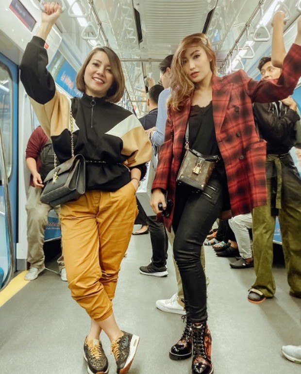 Ayu Dewi/Foto : instagram.com/mrsayudewi Berpose di MRT, Ayu Dewi terlihat mengenakan tas Louis Vuitton Bento Box Series