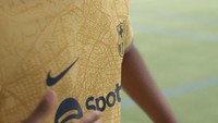 Tak cuma itu, jika diperhatikan lebih saksama, terlihat motif peta kota Barcelona di jersey away ini. Foto: Dok. Barcelona