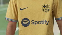 Warna emas di jersey ini merujuk kepada medali emas yang merupakan penghargaan tertinggi untuk setiap pemenang. Warna emas ini juga melambangkan nilai ambisi, kegigihan, kerja keras, dan keinginan terus memperbaiki diri. Foto: Dok. Barcelona