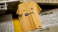 Warna biru dongker dipilih untuk lambang klub, logo apparel, dan juga penulisan sponsor. Kombinasi dengan warna emas membuat jersey ini semakin menampilkan kesan elegan dan mewah. Foto: Dok. Barcelona