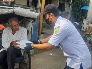 BAZNAS Bagikan Makanan ke Pekerja Rentan-Pedagang di Depok & Jakarta