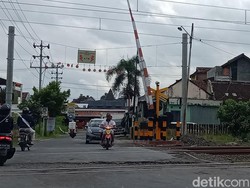 Bentor Berpenumpang Nyaris Dihantam KA di Klaten, PT KAI: Terobos Palang