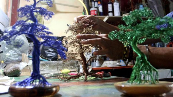Cuan! Kala Kawat Tembaga Disulap Jadi Miniatur Bonsai
