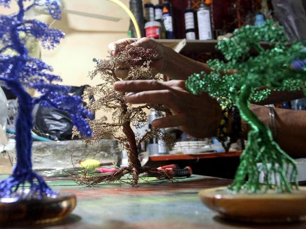 Cuan! Kala Kawat Tembaga Disulap Jadi Miniatur Bonsai